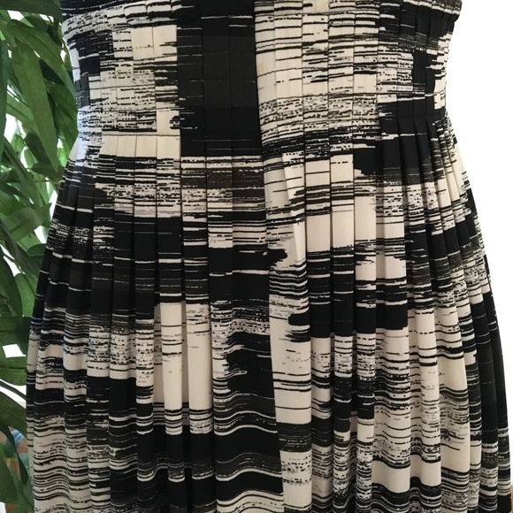 Calvin Klein Deep Neck Black & White Dress Size 6 - Picture 4 of 9